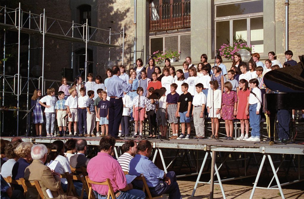 Imatge de l’estrena de la cantata El Serpent de Manlleu (1995), composta per Josep Vila, als jardins de Can Puget Fotos: Lluís Grané.