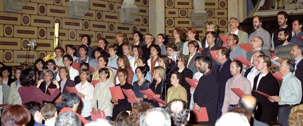 Actuació de la coral Serpencanta (2000). Foto: Lluís Grané.
